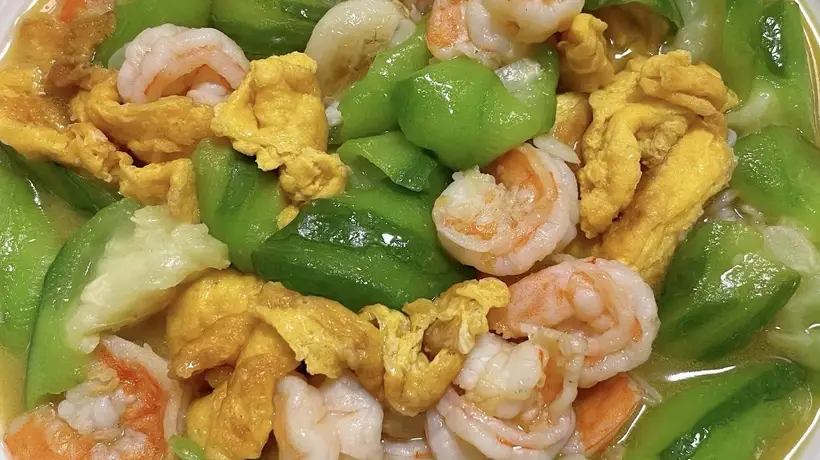 夏天不想吃太油腻,丝瓜虾仁炒蛋清甜可口做法简单还超下饭