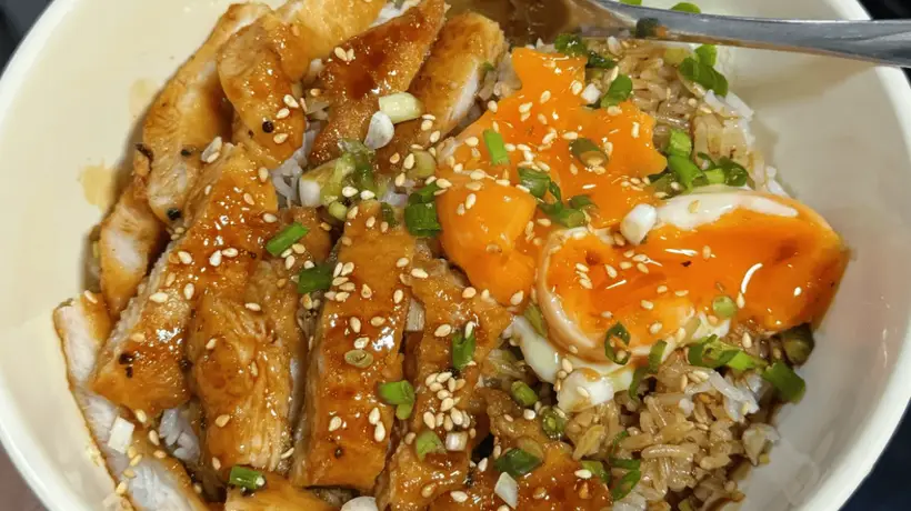 在家也能参与做超受欢迎的蜜汁鸡排饭,四步解锁暖乎乎的家常美味,每一口都是用心的滋味