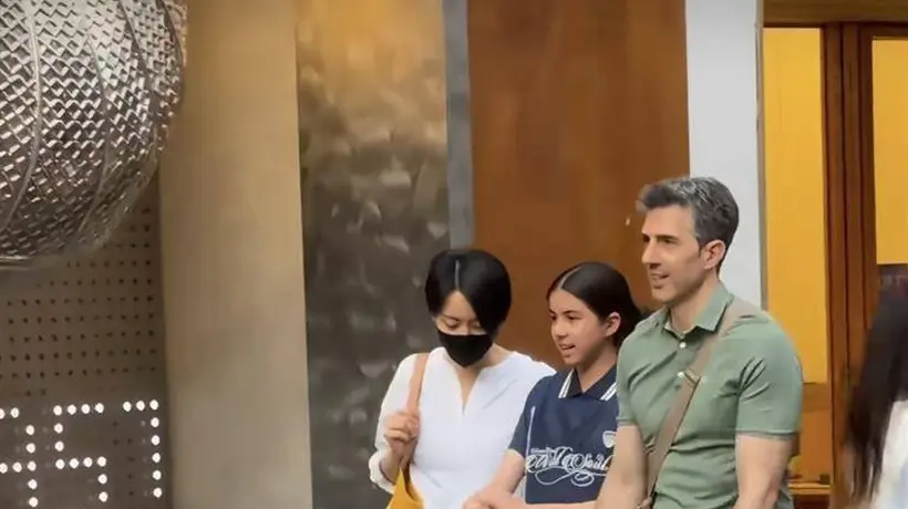:梁咏琪上海探班舞台剧被偶遇,11岁混血女儿身高惊人西班牙老公拎包随行接地气