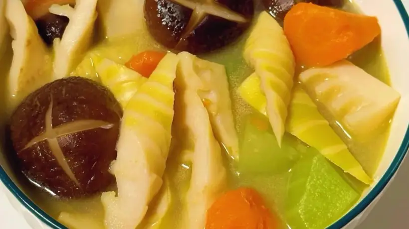 跟着美食攻略煮好喝的香菇竹笋汤，解锁稳压清脂的营养吃法，中老年人快来试试