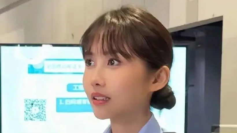 上海街头执勤女警因侧影走红 港风飒爽撞脸邱淑贞引网友热议