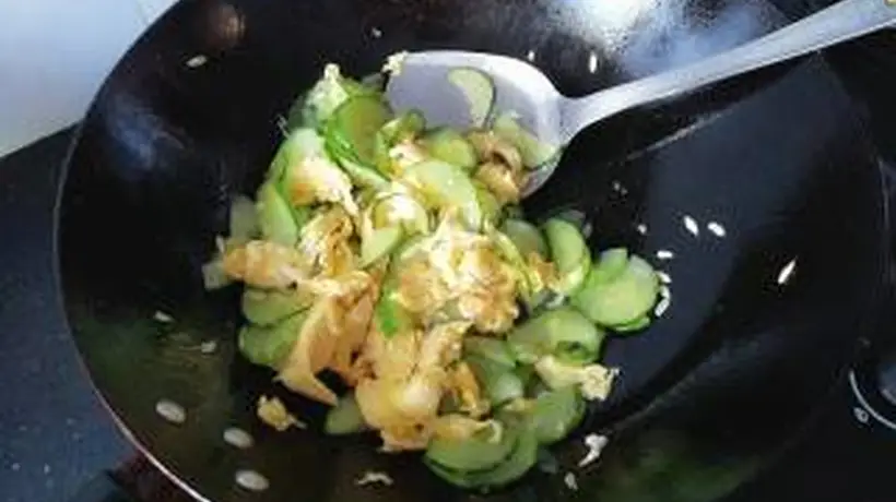 酷暑天在家学做超下饭的黄瓜炒蛋 跟着分步操作就能获得鸡蛋嫩滑黄瓜爽脆的绝佳口感