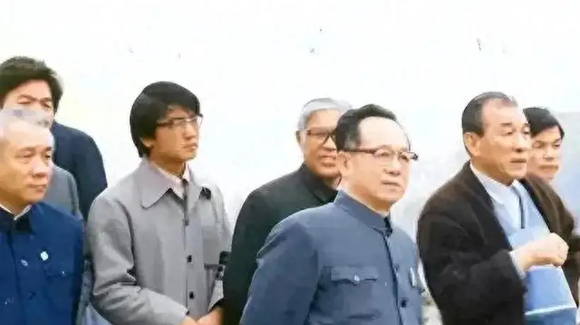 大三线建设偶遇彭德怀 谷牧站着作报告不敢落座 全场观众见证感人瞬间