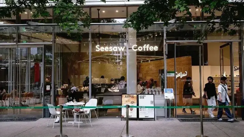 2025咖啡赛道洗牌加剧:昔日网红咖啡Seesaw门店缩减 限高创始人亲历行业寒冬