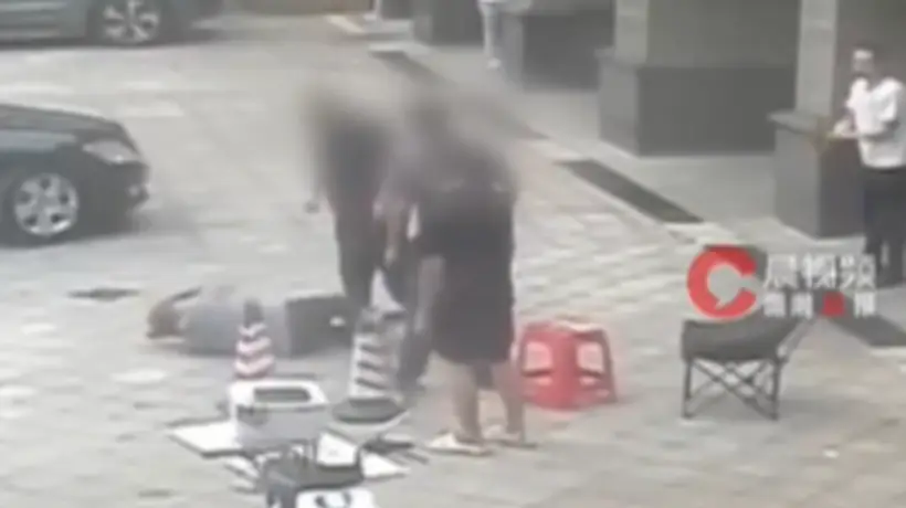 长沙商铺店主劝离违停奔驰反被打骨折 警方通报嫌疑人已被刑拘