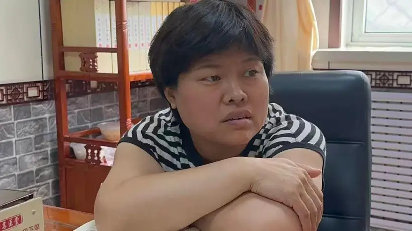想get酸甜清爽不流汤的糖拌西红柿?跟着周荣素的私藏小步骤,裹油锁汁选对果,上桌就能享冰爽好滋味