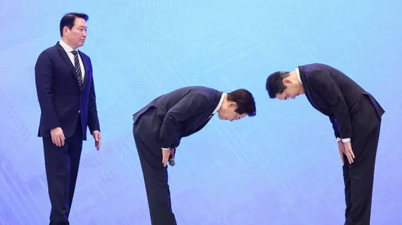 韩国总统向财阀90度鞠躬,甚至“原本想行跪拜大礼”