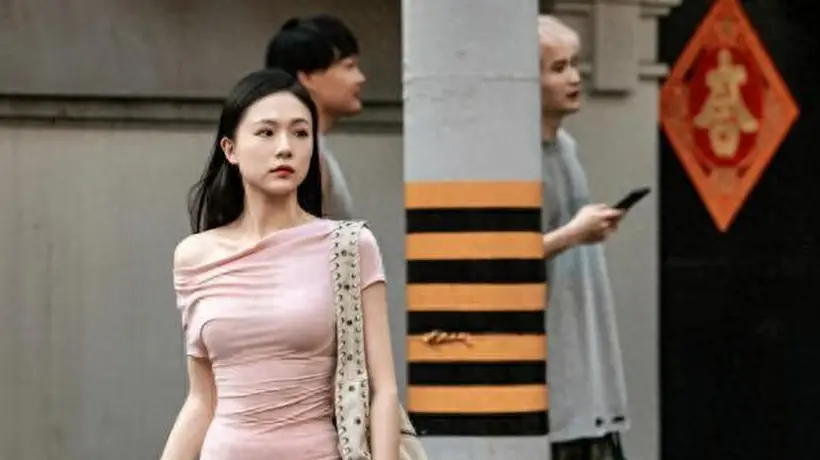 被上海街拍惊艳到!满大街都是“上窄下宽”的打扮,洋气显瘦极了