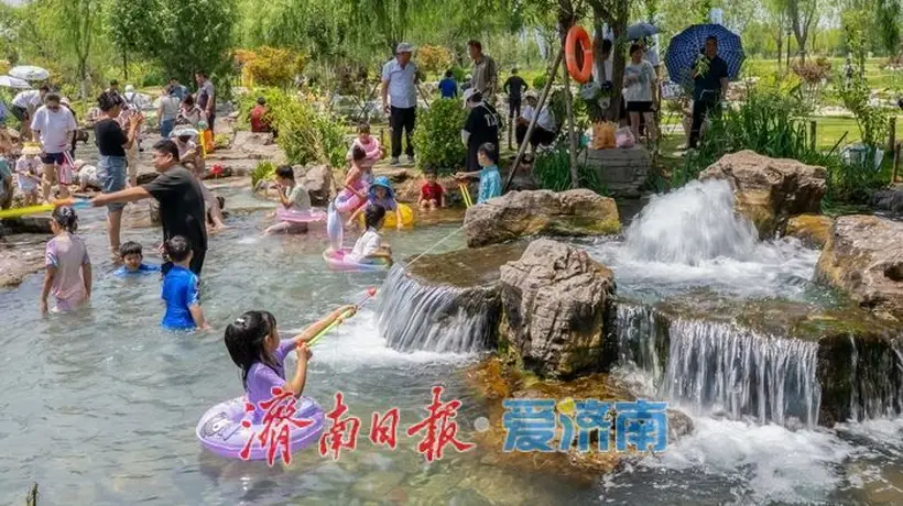 山东济南:泉畔戏水享清凉
