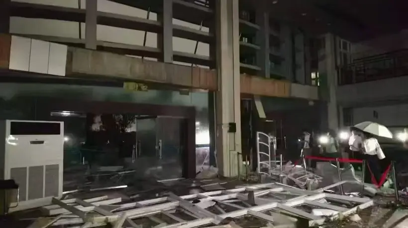 龙卷风穿过黄冈师范学院:最大风速超过15级,有学生抵住宿舍门合力抗风