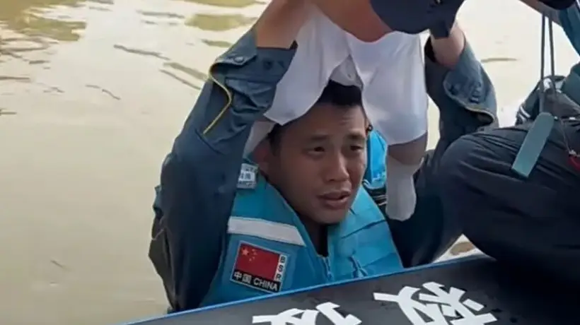 “担心水中有细菌,所以将婴儿举过头顶”
