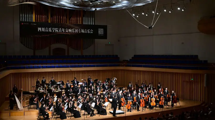 青年指挥家胡星宇执棒,四川音乐学院青年交响乐团专场音乐会赢得满堂彩