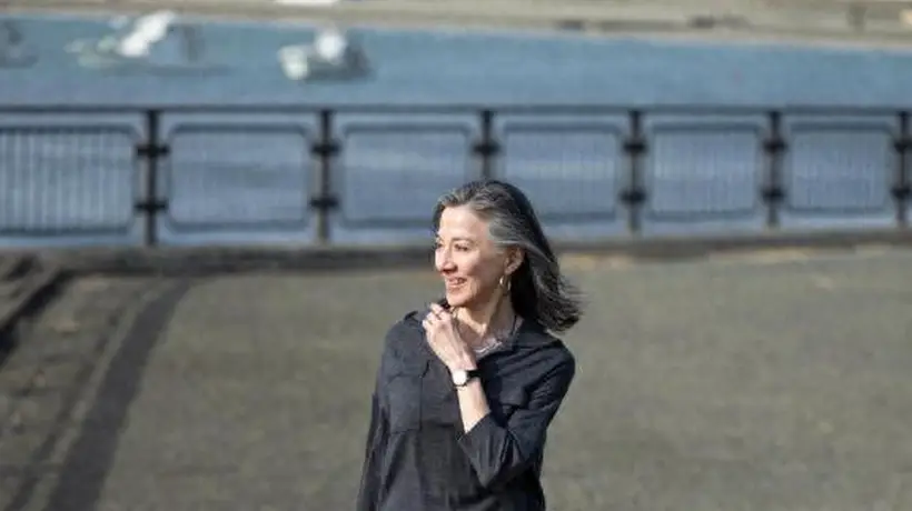 这才是岁月不败美人,60+的她穿衣简约不复杂,基础款真正的高级