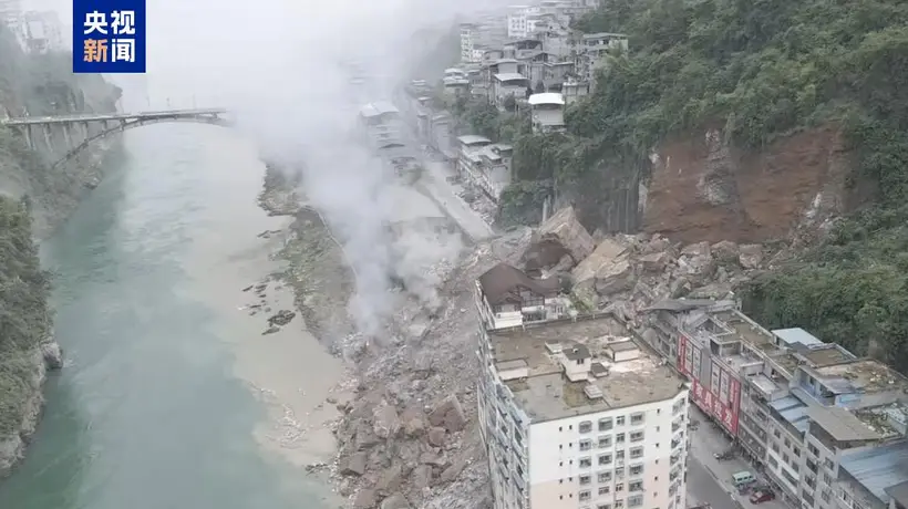 重庆彭水乌江边突发山体滑坡,有民房受损人员被埋,医院已接到伤者,救援正在进行中