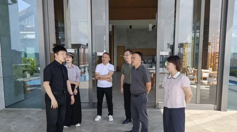 州政协调研组赴龙里县考察旅居产业发展情况