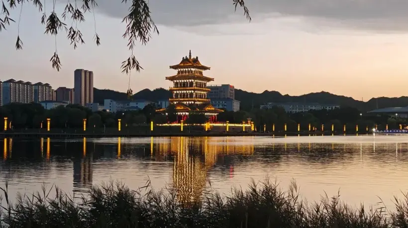 铜城夏夜:烟火与时尚交织的惬意时光