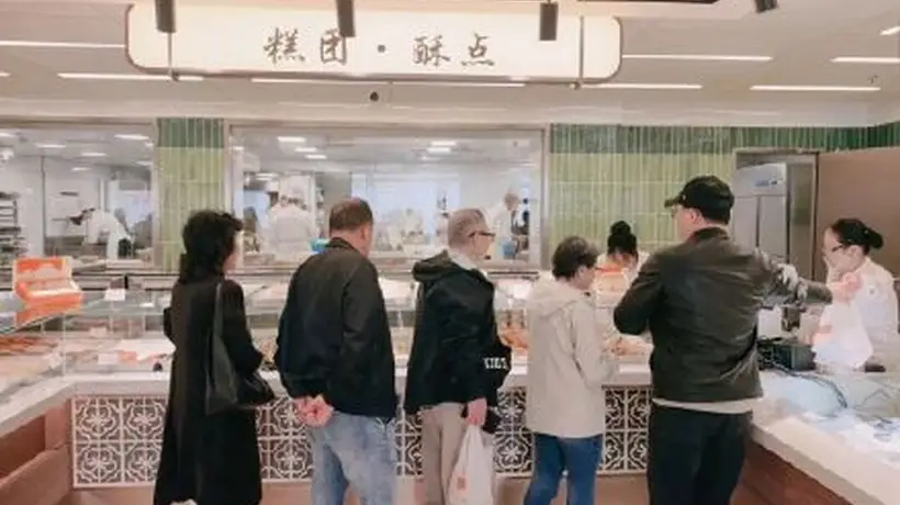 工作日午后的上海杏花楼福州路总店 各种糯叽叽糕点引得食客纷至沓来