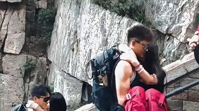 爬泰山找陪爬要当心 牵手公主抱竟明码标价 这些风险你得知道