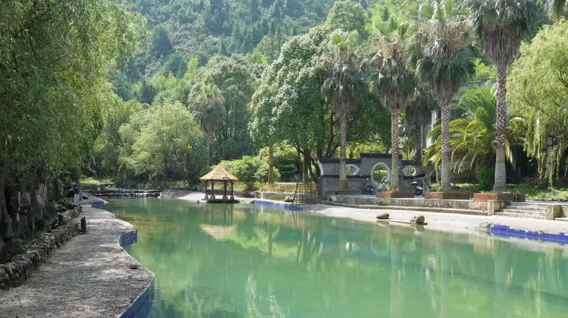 避暑就去贵定！六月六逛布依村落 漂流露营摘葡萄 游客沉浸式体验凉季乐趣