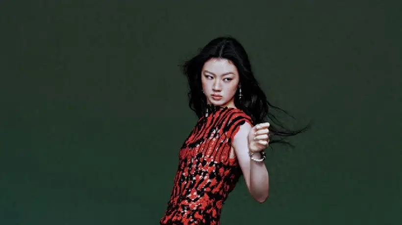 单依纯上海巡演完美落幕 两套CHANEL2026秋冬成衣掀观众热议 红黑vs鎏金你选哪款造型?
