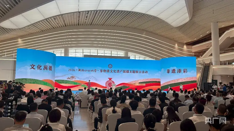 宁疆非遗亮相天山脚 市民围观尝鲜还能亲手玩