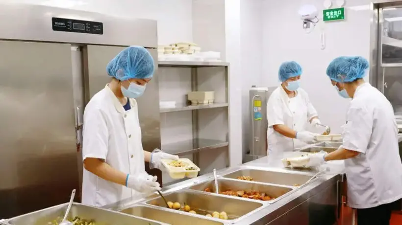 高铁上也能畅享多样美餐！现炒热餐、特色小火锅、定制套餐等你来选