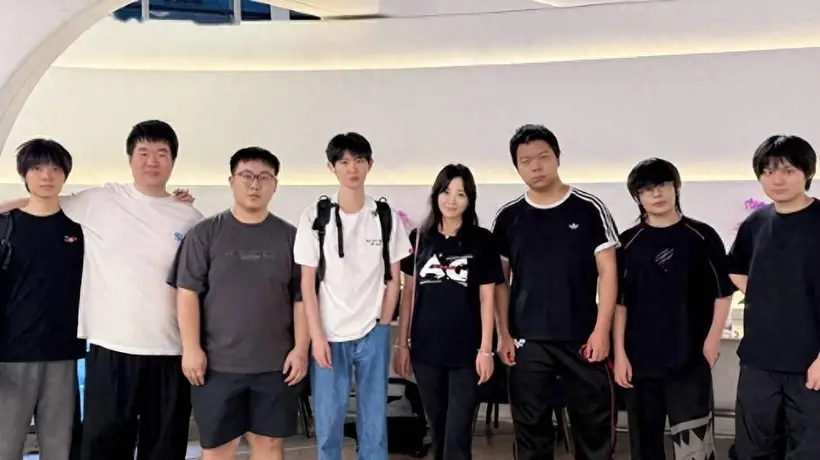 AG出征EWC多元活动开启，一诺潮酷造型吸睛，老板菲姐亲临督战引期待