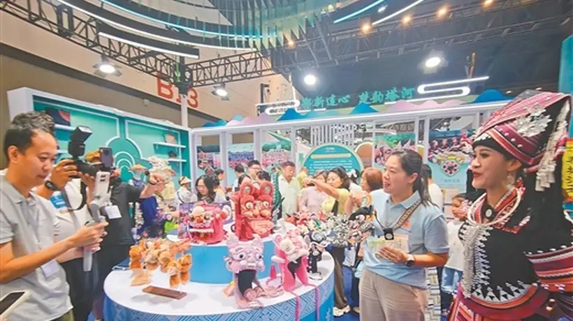 广西20项非遗项目亮相新疆文化润疆展 歌声油茶瑶绣壮锦引万余名观众沉浸式体验