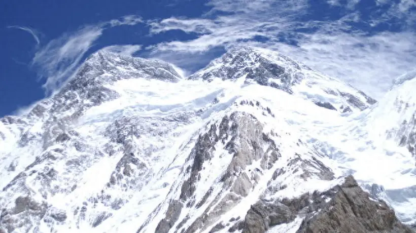 国际登山队冲击布洛阿特峰遭雪崩，知名登山家普尔贾遇难 一名中国公民失联