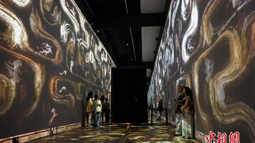 暑期马王堆汉墓国宝大展人气爆棚 逛展买文创成上海游客打卡首选