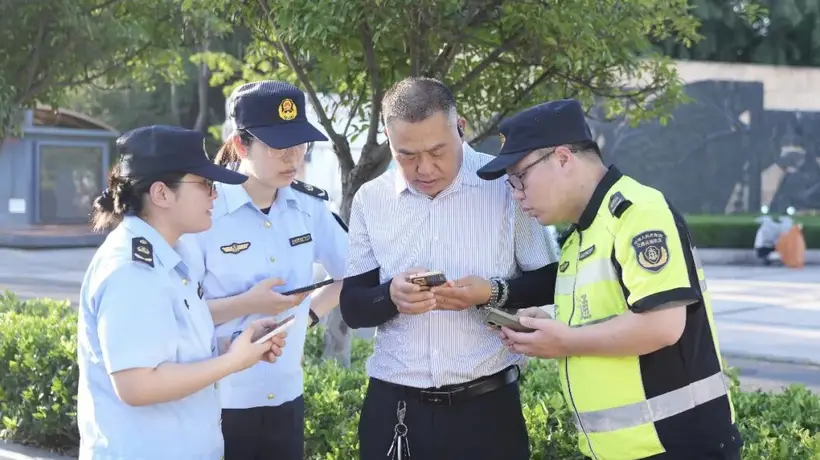 市区核心游客集散地迎来联合执法 执法人员现场核验旅游包车多项资质保障暑期出行