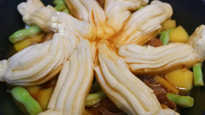 夏天下厨的快乐是什么?来试试一锅出的排骨豆角土豆焖花卷,新手也能轻松做