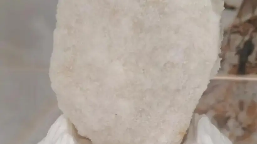 去青海察尔汗盐湖游玩 千万别随便捡盐块留纪念 景区工作人员提醒未提纯盐块可能含微毒 还有卤水腐蚀性强等安全隐患要留意