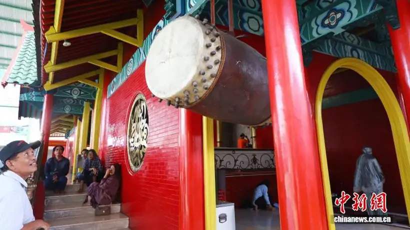 午后走进印尼泗水郑和清真寺 参与感受多元文明交融的独特氛围