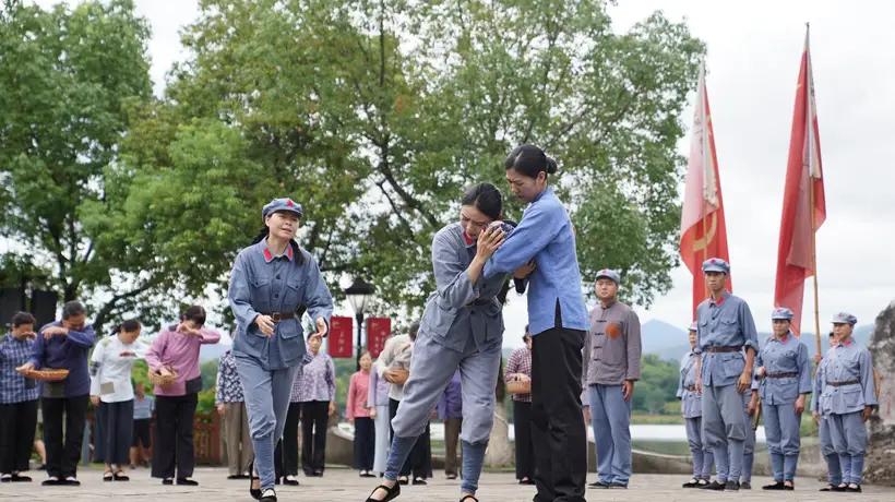 江西于都东门渡口《告别》情景剧再演 300余志愿者与专业演员还原长征送别动人场景邀观众沉浸式体验