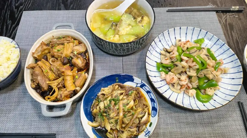 蒸菜香飘家宴餐桌 多元滋味勾得全家齐品尝