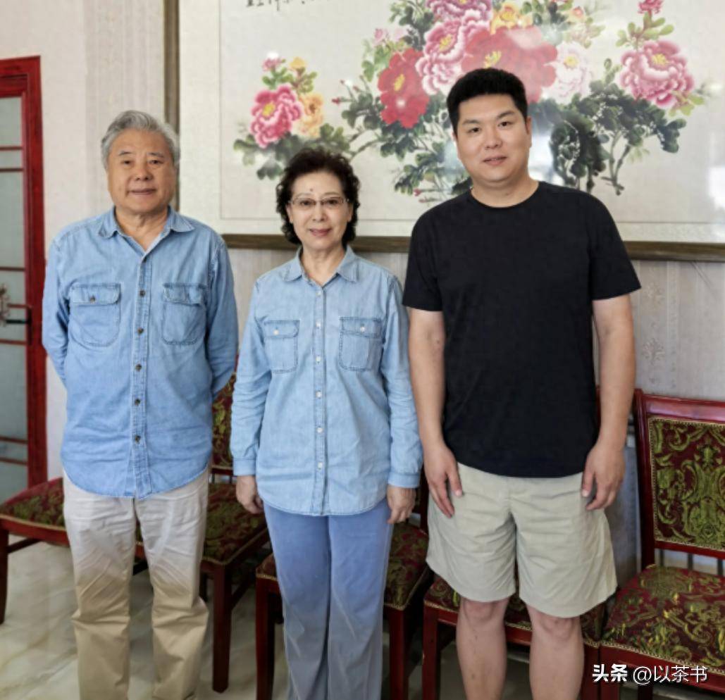 她是著名歌唱家，与著名大导演离婚，带儿子嫁高官，如今定居北京