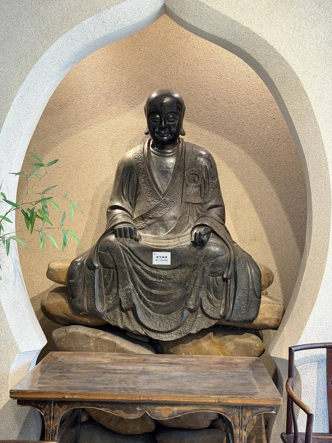 “海口被盗佛像疑现身北京观复博物馆”进展：涉事佛像展览区域临时封闭，专家已抵现场