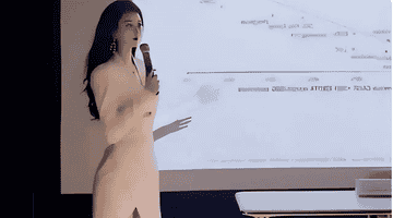上海一高校女老师上课照流出，身材纤细，网友：精致得像个洋娃娃