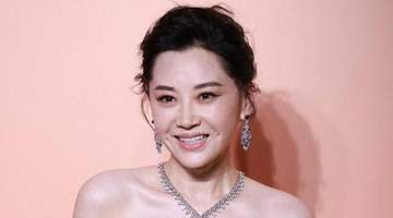 “许晴”太丰满了！穿抹胸裙凹凸感藏不住，我感慨资本果然会选人