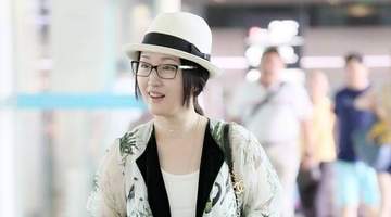 杨钰莹机场示范“外长里短”穿搭:印花衫配短裤,显瘦又减龄