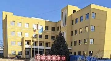 甘肃945万教学楼空置6年 对面老屋苦撑