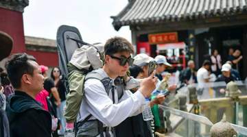 登泰山遇上“带爬服务” 公主抱牵手竟成明码标价的项目 游客参与式登山体验该如何划清边界