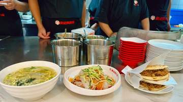 在西安早市体验多元早餐组合：肉夹馍配凉皮、热汤，或是直接啃？