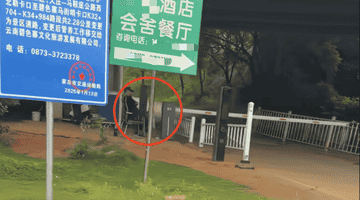 云南蒙自碧色寨因《芳华》取景游客火爆 景区实行交通管制接驳车收费引游客体验讨论