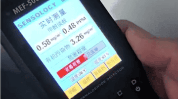 男子买问界M5两年一直闻到车内异味，门店两次检测甲醛超标，厂家赛力斯取样显示合格；重庆市监局回应：当年根本未抽检同批次车辆