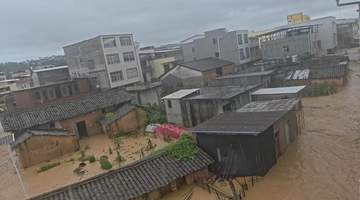 广西横州六蓝水库出现缺口 六蓝村村干部:已转移大部分村民,仍有约五六十人被困