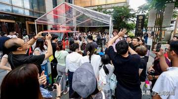 “鸡排哥”来外滩了！现场排起几十米长队！鸡排还是6元一份，更有限定款造型