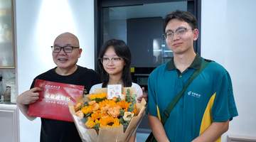 拿到武汉首封大学录取通知书,“淡定学霸姐”现场支招:上课别睡觉,多听听课,多做做作业