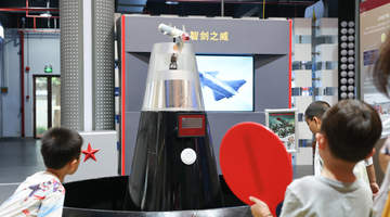 二孩家庭暑假“时空折叠术”:大宝专心二宝玩耍和谐相处